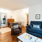 Stylish 2-Bedroom Apartment Near The Famous Moulin Rouge