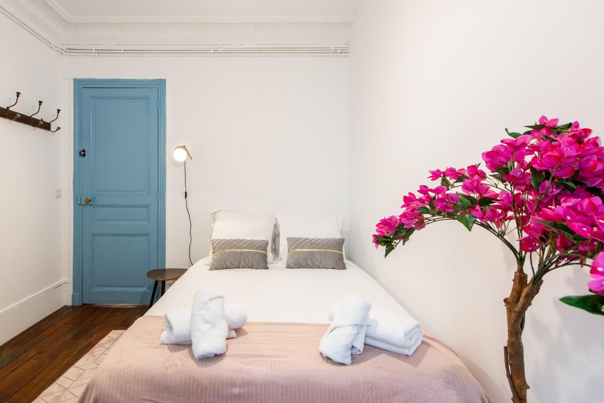 Stylish 2-bedroom Near The Famous Moulin Rouge Appartamento Parigi