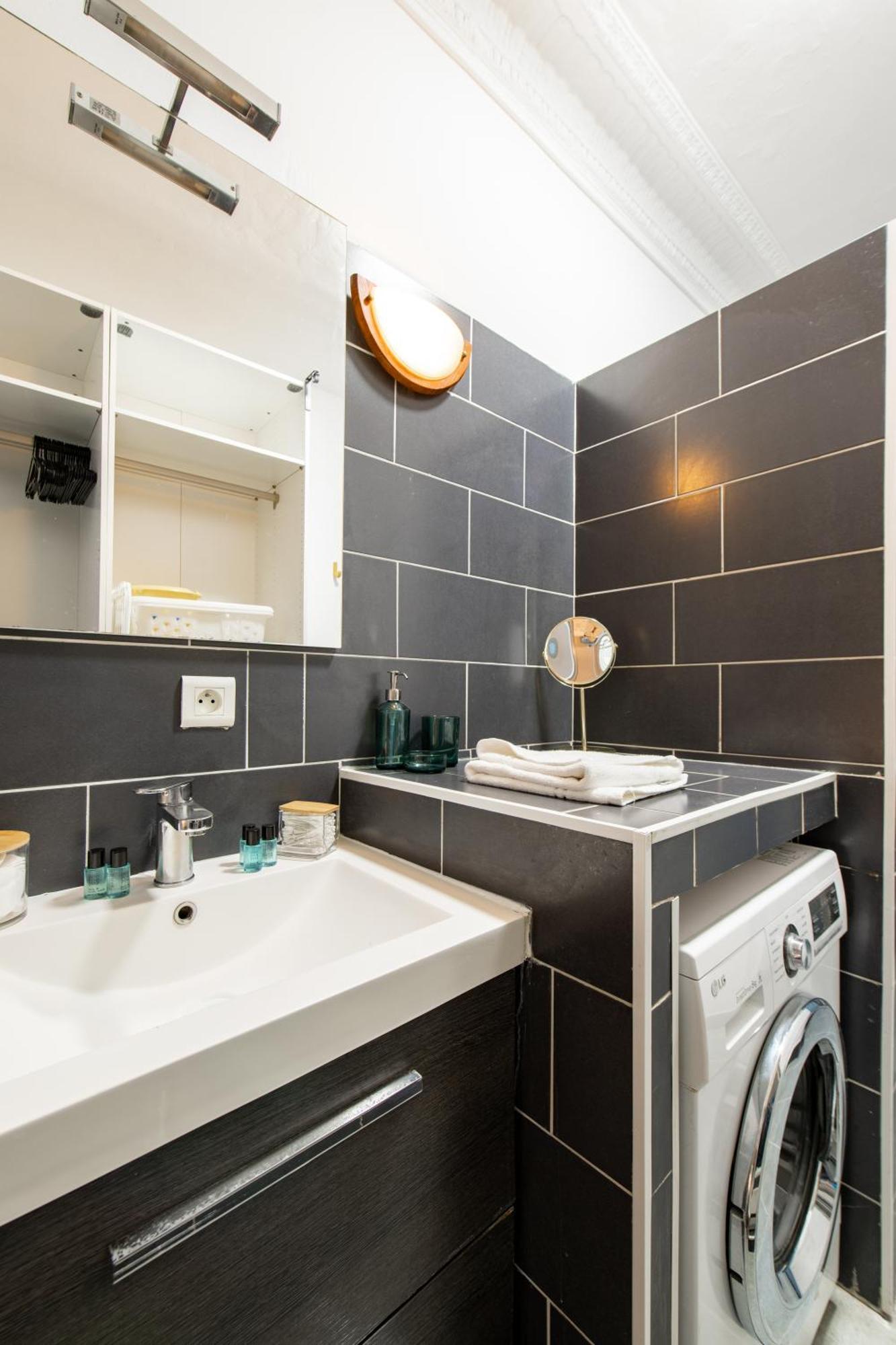 Stylish 2-bedroom Near The Famous Moulin Rouge * Parigi